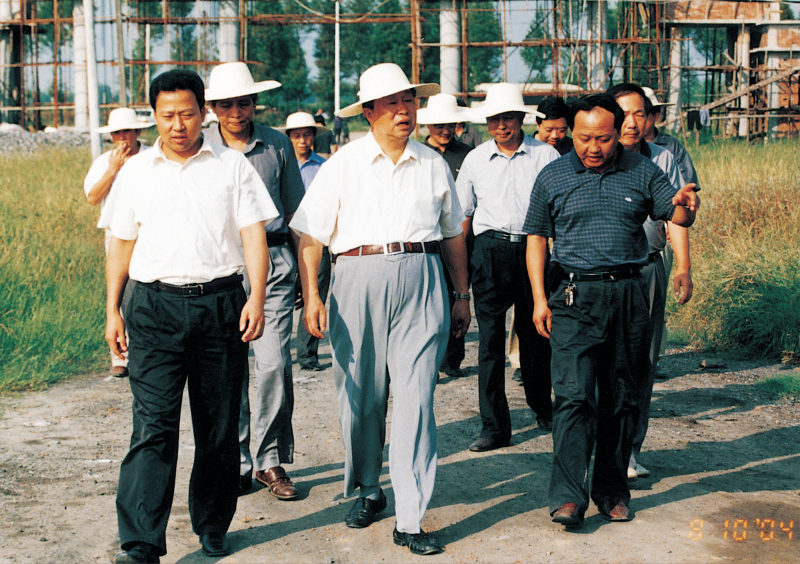 省政协主席王生铁在市委书记刘雪荣的陪同下视察聚丙烯工程建设。